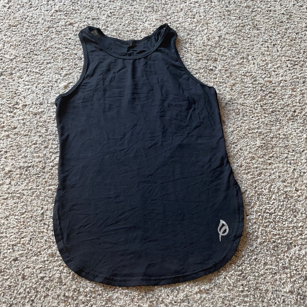 Ptula workout top. Mesh back. Side slits. Size small.